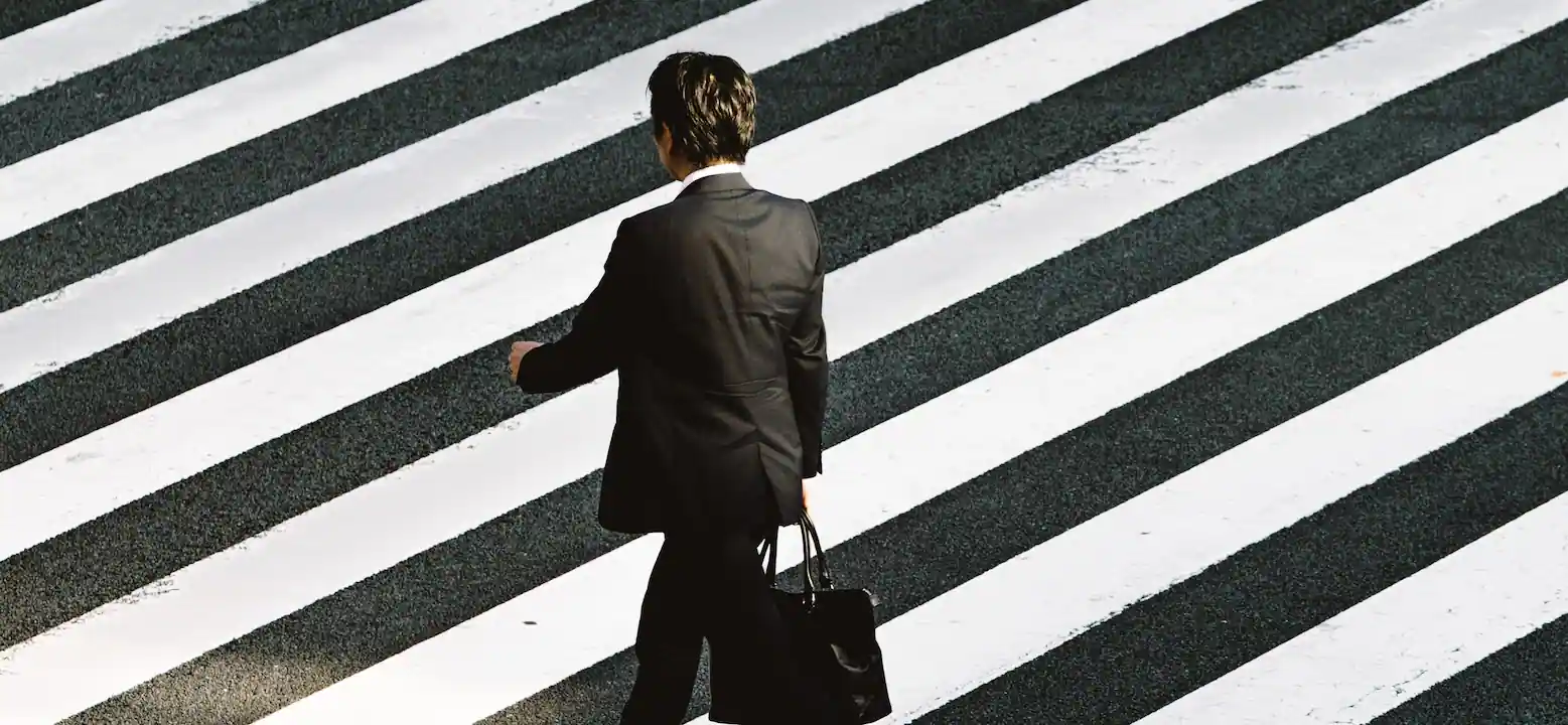 homme d'affaire marchant sur un passage piéton